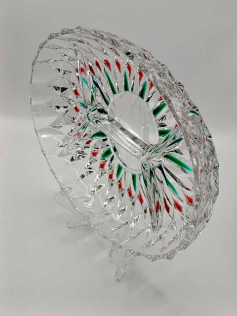 Szklana patera z kolorowym wzorem – stylowa ozdoba w klimacie PRL