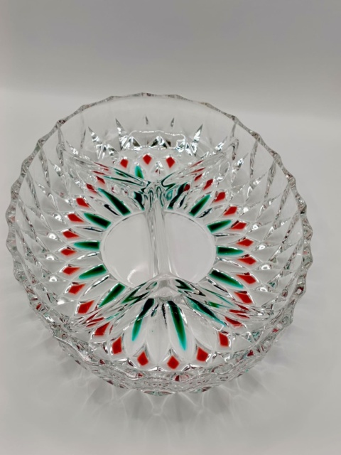 Szklana patera z kolorowym wzorem – stylowa ozdoba w klimacie PRL