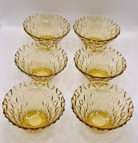 Zestaw miodowych miseczek PRL – szkło prasowane